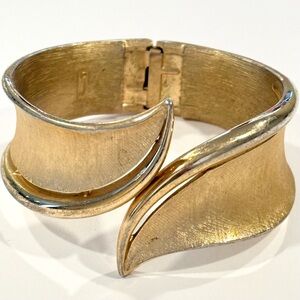 Vintage CROWN TRIFARI Brushed Gold Tone Clamper Hinge Cuff Bracelet Swirl